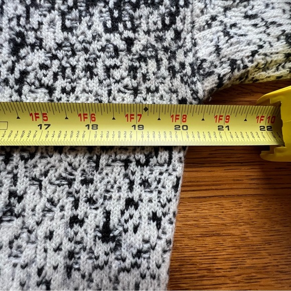 ⭐️ Athleta Marled Black Cream Cashmere Wool Blend Turtleneck Sweater SMALL - Picture 7 of 11